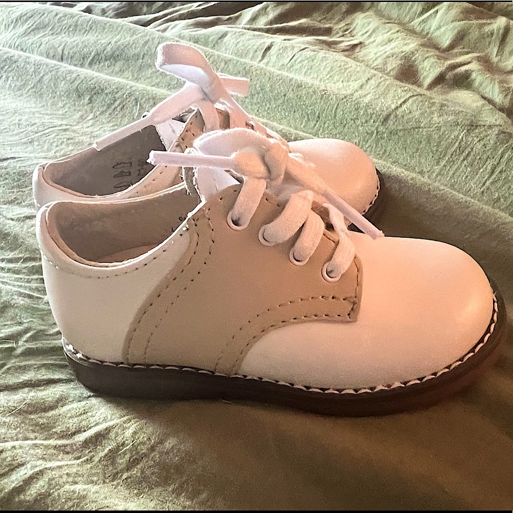 Footmates White and Tan Oxford Toddler Shoes. Size 5